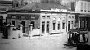 i primi tram trainati dai cavalli davanti alla stazione ferroviaria, nel 1882
